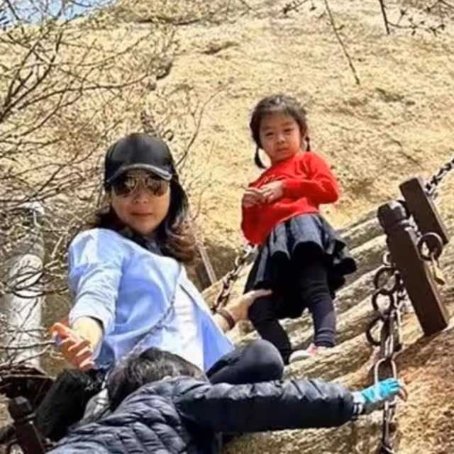 郭晶晶曬和仨孩游西安,兄妹三人很默契,倆女兒穿漢服似大家閨秀