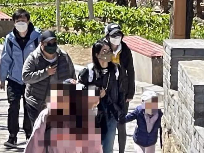 郭晶晶曬和仨孩游西安,兄妹三人很默契,倆女兒穿漢服似大家閨秀