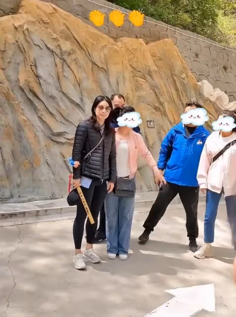 郭晶晶曬和仨孩游西安,兄妹三人很默契,倆女兒穿漢服似大家閨秀