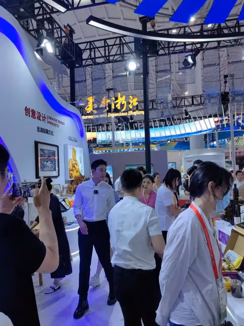 賈乃亮被偶遇,穿10厘米增高鞋腿長胳膊短,為身高180的人設好辛苦