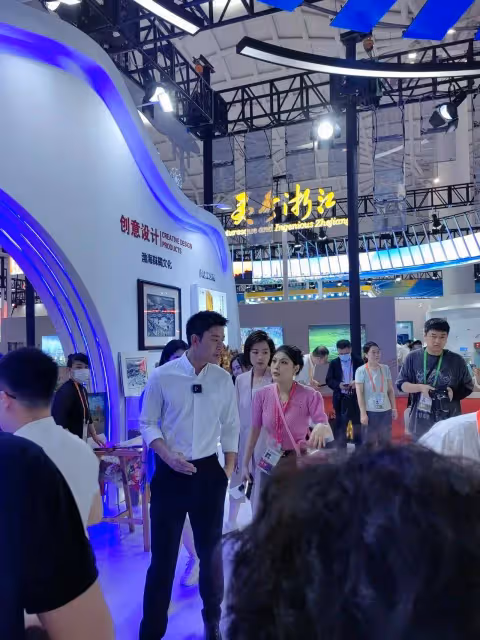 賈乃亮被偶遇,穿10厘米增高鞋腿長胳膊短,為身高180的人設好辛苦