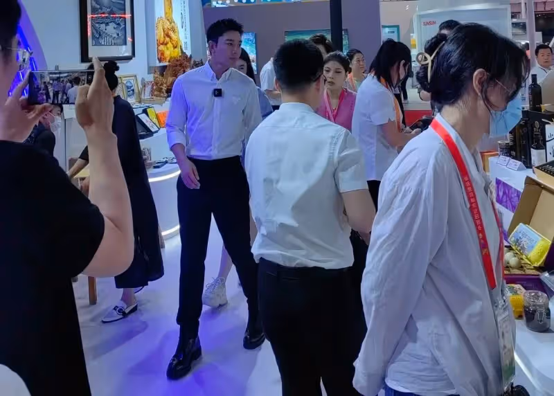 賈乃亮被偶遇,穿10厘米增高鞋腿長胳膊短,為身高180的人設好辛苦