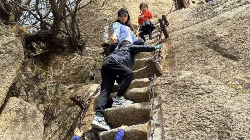 郭晶晶曬西安旅行照，帶3個年幼子女爬華山，坡度陡峭引眾人佩服
