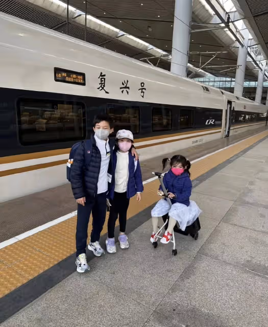 郭晶晶曬西安旅行照，帶3個年幼子女爬華山，坡度陡峭引眾人佩服