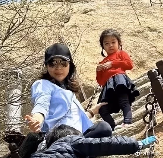 郭晶晶曬西安旅行照，帶3個年幼子女爬華山，坡度陡峭引眾人佩服