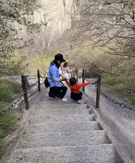 郭晶晶曬西安旅行照，帶3個年幼子女爬華山，坡度陡峭引眾人佩服