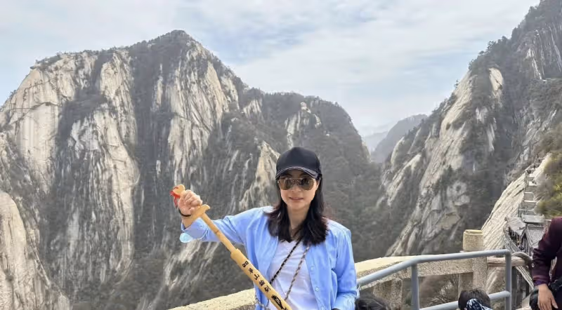 郭晶晶曬西安旅行照，帶3個年幼子女爬華山，坡度陡峭引眾人佩服