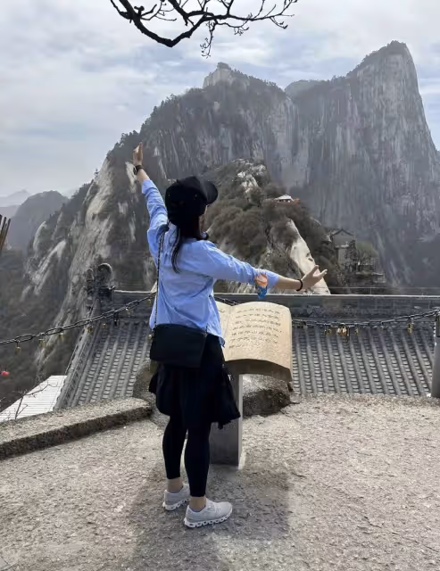 郭晶晶曬西安旅行照，帶3個年幼子女爬華山，坡度陡峭引眾人佩服
