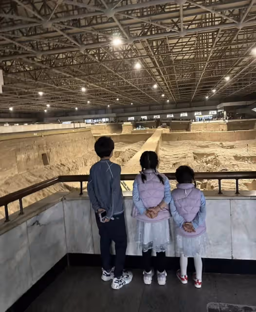 郭晶晶曬西安旅行照,帶3個年幼子女爬華山,坡度陡峭引眾人佩服