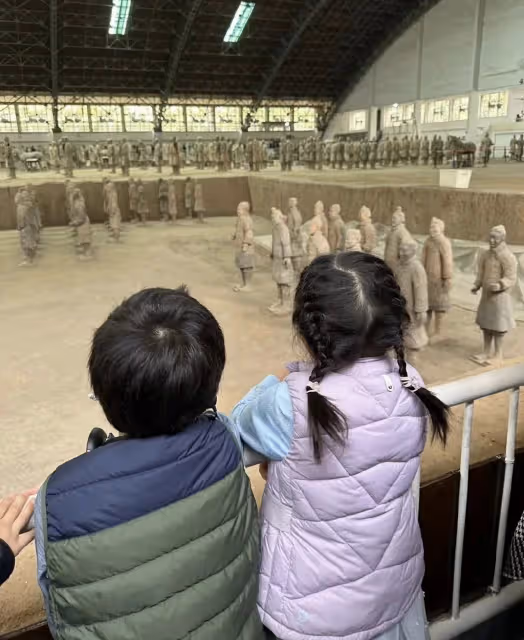郭晶晶曬西安旅行照,帶3個年幼子女爬華山,坡度陡峭引眾人佩服