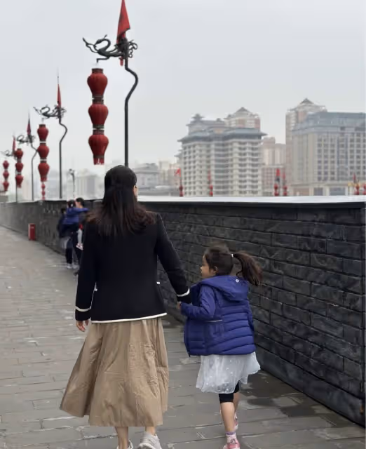 郭晶晶曬西安旅行照,帶3個年幼子女爬華山,坡度陡峭引眾人佩服