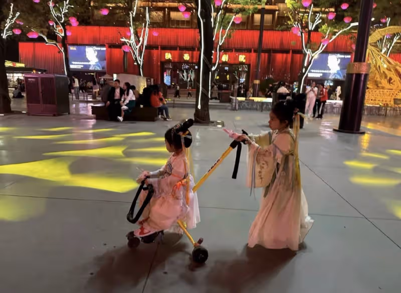 郭晶晶曬西安旅行照,帶3個年幼子女爬華山,坡度陡峭引眾人佩服