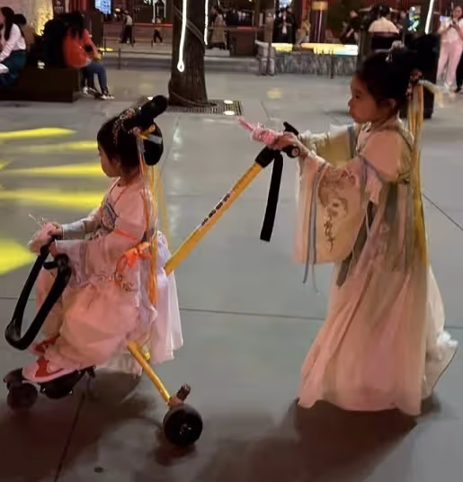 郭晶晶曬西安旅行照,帶3個年幼子女爬華山,坡度陡峭引眾人佩服