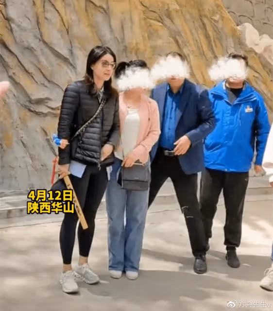 郭晶晶曬西安旅行照,帶3個年幼子女爬華山,坡度陡峭引眾人佩服