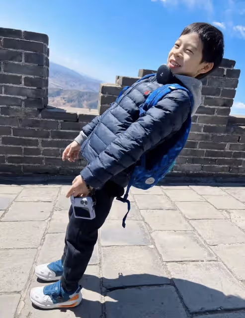 郭晶晶曬西安旅行照,帶3個年幼子女爬華山,坡度陡峭引眾人佩服