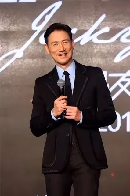 娛圈1天5個瓜:道歉,移民,惡意營銷,還有人甘當「絕望的文盲」