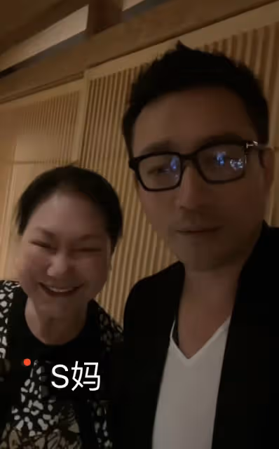 汪小菲回台為9歲女兒慶生，主動與S媽合影叫丈母娘，兒子帥氣出鏡
