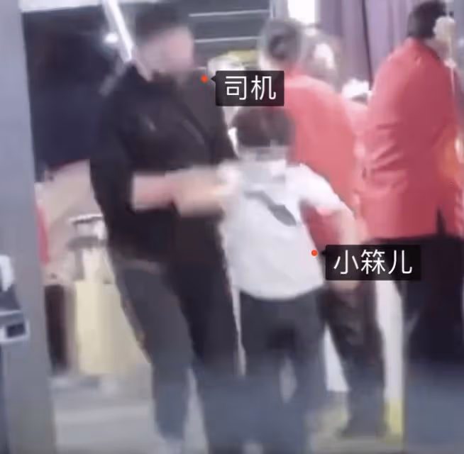 汪小菲回台為9歲女兒慶生,主動與S媽合影叫丈母娘,兒子帥氣出鏡