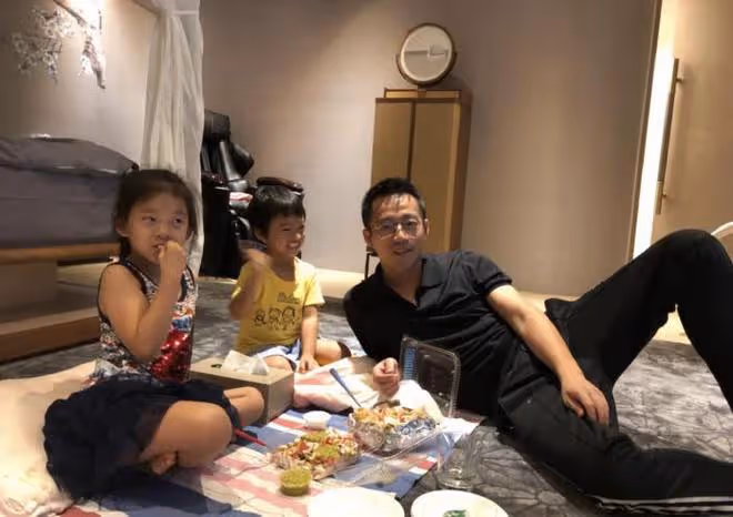 汪小菲回台為9歲女兒慶生,主動與S媽合影叫丈母娘,兒子帥氣出鏡