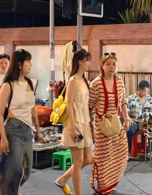 金晨:泰國拜四面佛,穿短褲褻瀆禮儀還咧嘴笑,網友驚呼讓人無語