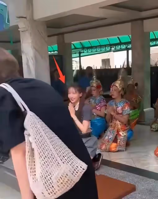 金晨:泰國拜四面佛,穿短褲褻瀆禮儀還咧嘴笑,網友驚呼讓人無語