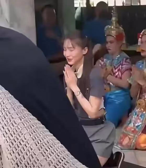 金晨:泰國拜四面佛,穿短褲褻瀆禮儀還咧嘴笑,網友驚呼讓人無語