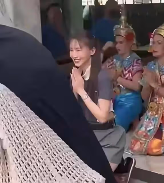 金晨:泰國拜四面佛,穿短褲褻瀆禮儀還咧嘴笑,網友驚呼讓人無語