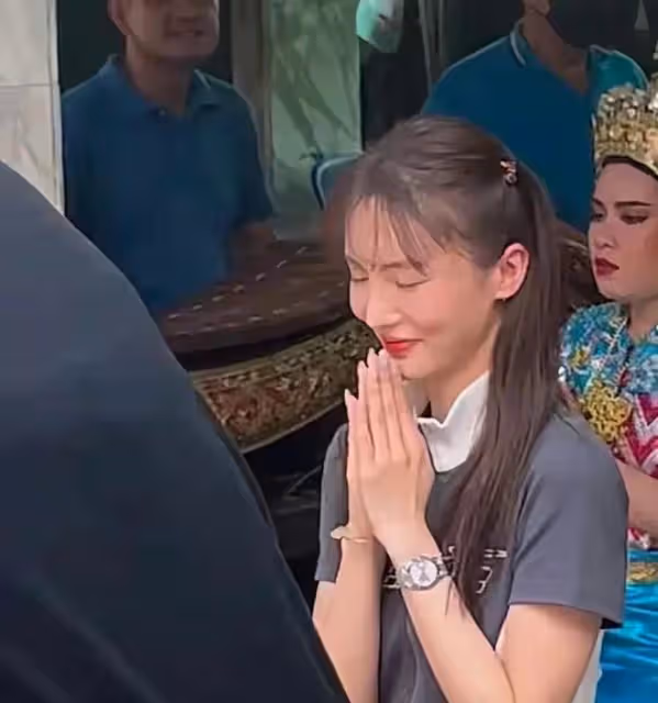 金晨:泰國拜四面佛,穿短褲褻瀆禮儀還咧嘴笑,網友驚呼讓人無語