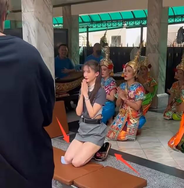 金晨:泰國拜四面佛,穿短褲褻瀆禮儀還咧嘴笑,網友驚呼讓人無語