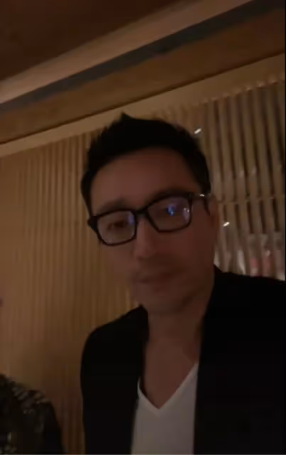 汪小菲緊摟S媽為女兒慶生,小玥兒氣質像大S,兒子超拘謹顯陌生