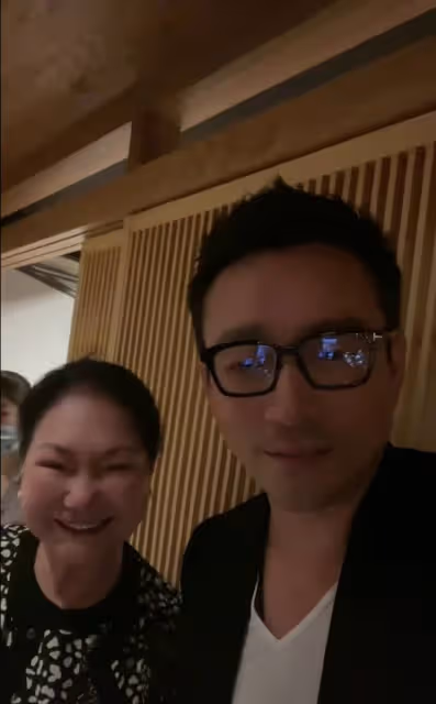 汪小菲緊摟S媽為女兒慶生,小玥兒氣質像大S,兒子超拘謹顯陌生