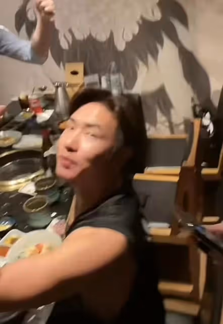 汪小菲緊摟S媽為女兒慶生,小玥兒氣質像大S,兒子超拘謹顯陌生