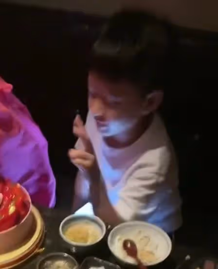 汪小菲緊摟S媽為女兒慶生,小玥兒氣質像大S,兒子超拘謹顯陌生