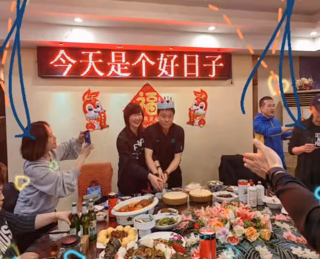 那英前夫高峰慶祝52歲生日，妻子年輕有氣質，懷抱那英兒子超寵溺