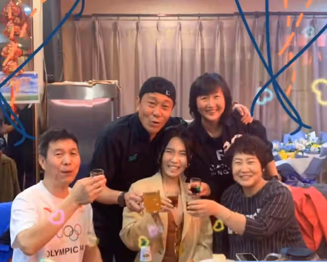 那英前夫高峰慶祝52歲生日，妻子年輕有氣質，懷抱那英兒子超寵溺