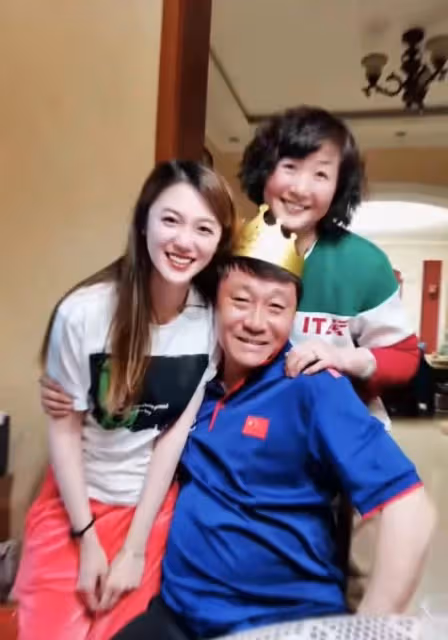 那英前夫高峰慶祝52歲生日，妻子年輕有氣質，懷抱那英兒子超寵溺