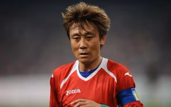 那英前夫高峰慶祝52歲生日，妻子年輕有氣質，懷抱那英兒子超寵溺