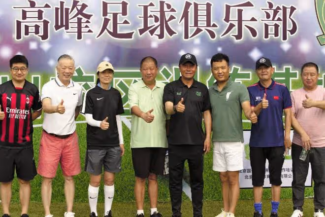 那英前夫高峰慶祝52歲生日，妻子年輕有氣質，懷抱那英兒子超寵溺