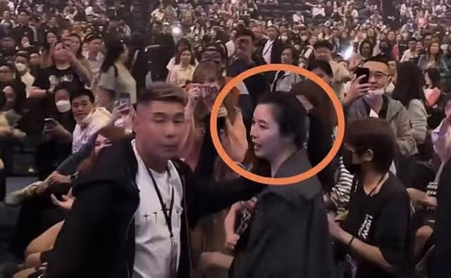 香港知名女星回國現身丈夫演唱會，身材發胖體態差，被調侃像大媽