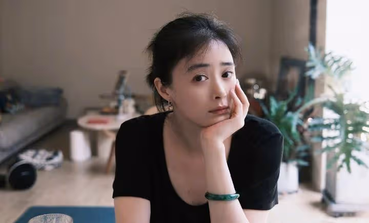 蔣欣瘦出新高度，一身黑色短套裝膚白貌美，鎖骨纖細減齡不止10歲