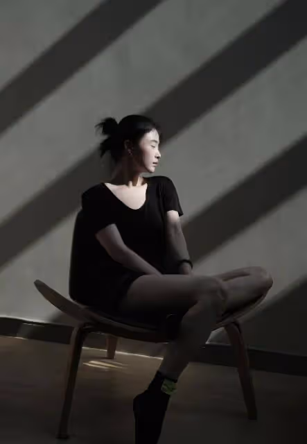 蔣欣瘦出新高度，一身黑色短套裝膚白貌美，鎖骨纖細減齡不止10歲