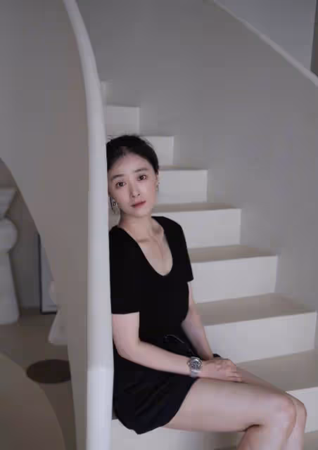 蔣欣瘦出新高度，一身黑色短套裝膚白貌美，鎖骨纖細減齡不止10歲