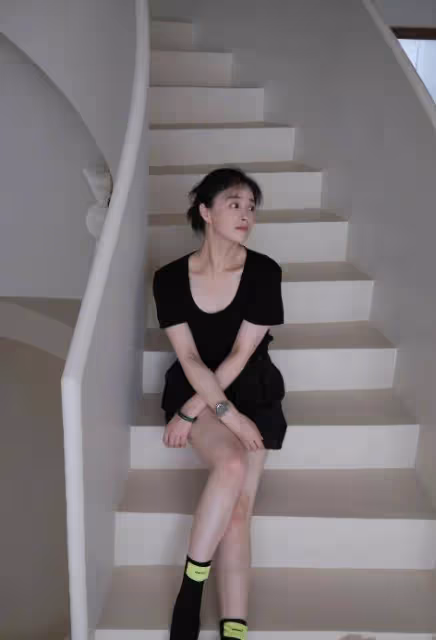 蔣欣瘦出新高度，一身黑色短套裝膚白貌美，鎖骨纖細減齡不止10歲