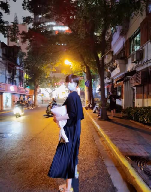 蔣欣瘦出新高度，一身黑色短套裝膚白貌美，鎖骨纖細減齡不止10歲