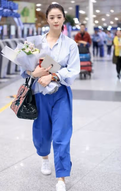 蔣欣瘦出新高度，一身黑色短套裝膚白貌美，鎖骨纖細減齡不止10歲