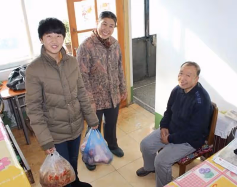 獨生女兒跪求父母進養老院「求您放過我吧！」老人含淚點頭「只生1個的苦」老了才懂