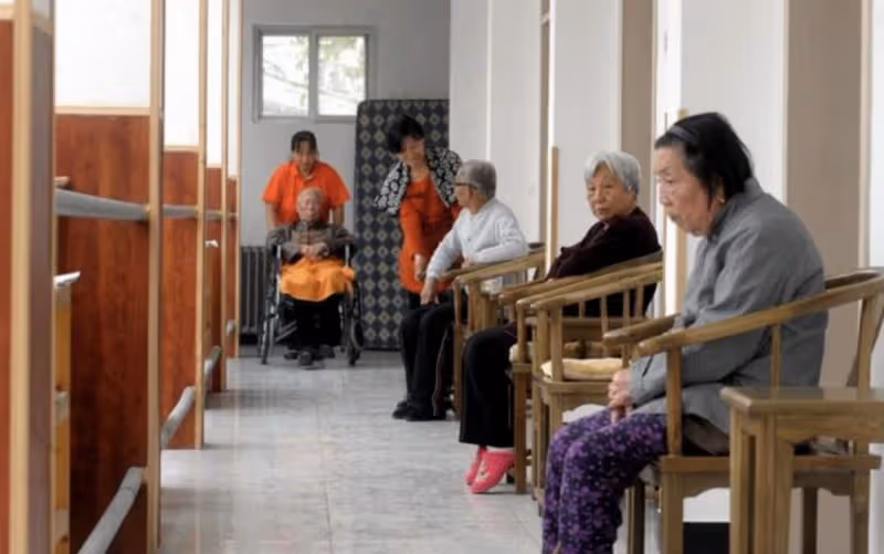 獨生女兒跪求父母進養老院「求您放過我吧！」老人含淚點頭「只生1個的苦」老了才懂