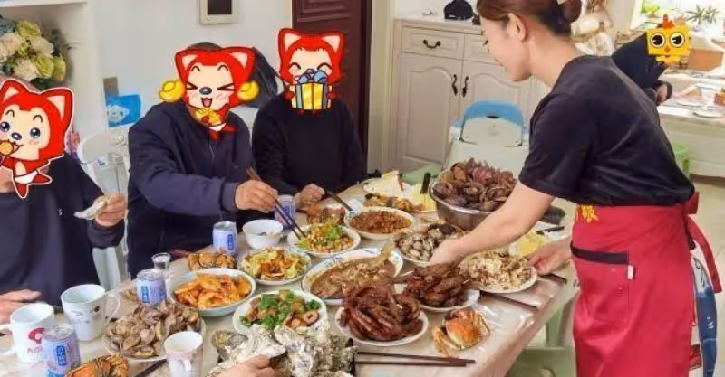 兒媳下班躺床上，不做家務不做飯，婆婆不滿推門：去給全家人做飯