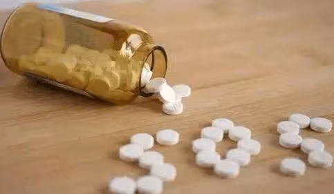 我一喝牛奶就睡得沉!無意發現「老公在裡面放安眠藥」我假裝喝下 下一秒「客廳傳來的聲音」讓我整個崩潰