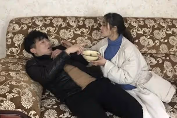 我一喝牛奶就睡得沉!無意發現「老公在裡面放安眠藥」我假裝喝下 下一秒「客廳傳來的聲音」讓我整個崩潰